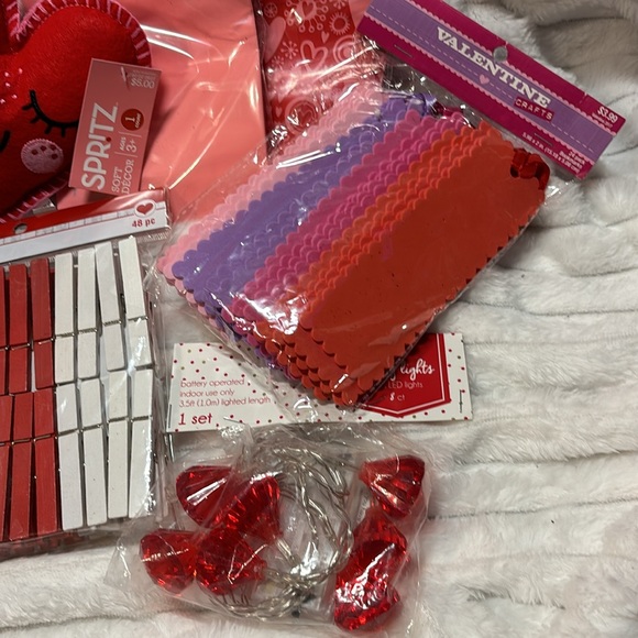 Valentine's Bundle Hearts Lights, treat bags, Clothspins, Bookmarks for Crafts - Picture 4 of 6